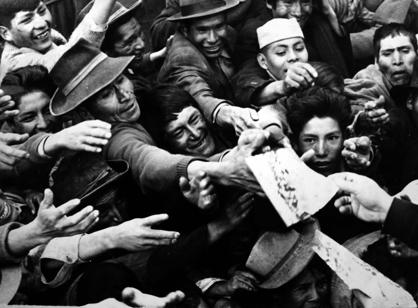 Peasants reaching for land titles, photograph by Jesús Ruiz Durand